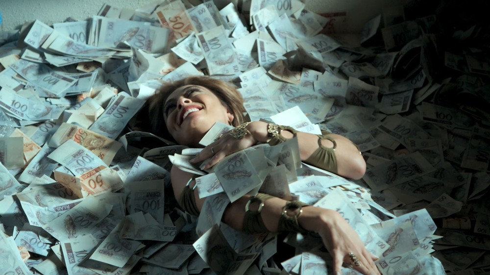 Bibi (Juliana Paes) 'nada' em dinheiro em cena de 'A força do querer'