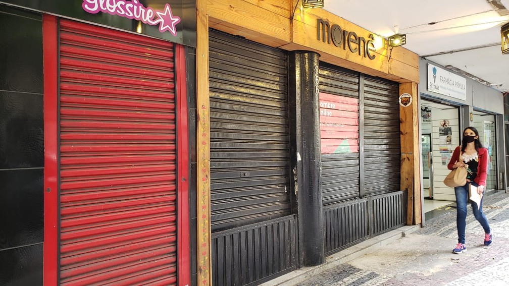 Belo Horizonte terá lojas fechadas por tempo indeterminado. Na foto, lojas fechadas na manhã desta segunda (11). Farmácia é considerada serviço essencial e pode funcionar. — Foto: Danilo Girundi / TV Globo