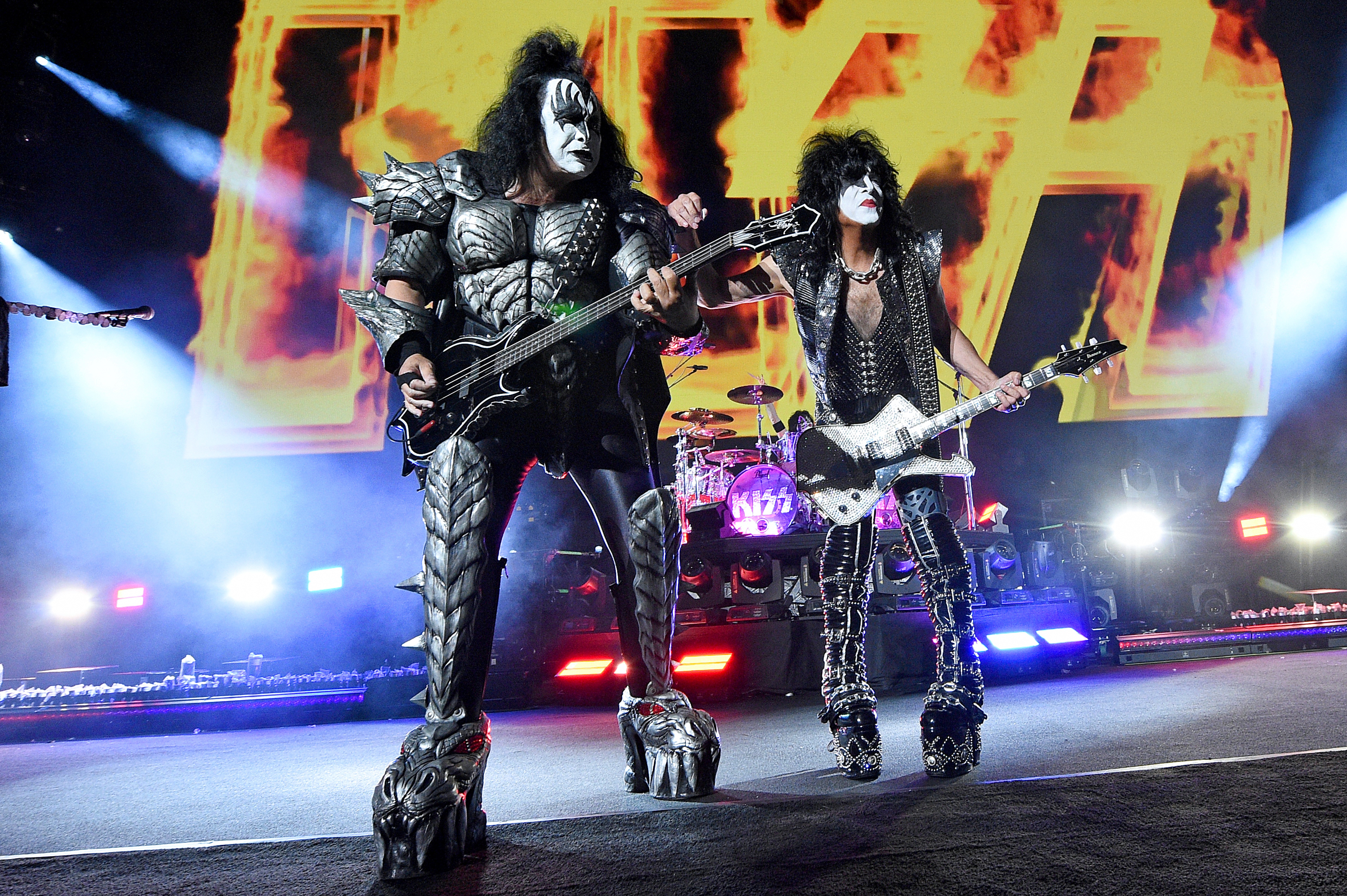 NEW YORK, NEW YORK - JUNE 11: Gene Simmons (L) and Paul Stanley of KISS perform onstage during the Tribeca Festival screening of "Biography: KISStory" at Battery Park on June 11, 2021 in New York City. (Photo by Kevin Mazur/Getty Images for A&E) (Foto: Getty Images for A&E)