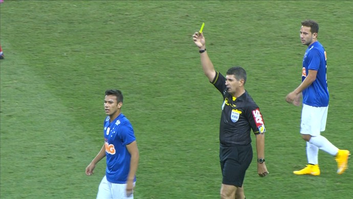 Apesar de vitória em confronto direto, Henrique afasta oba-oba no Cruzeiro