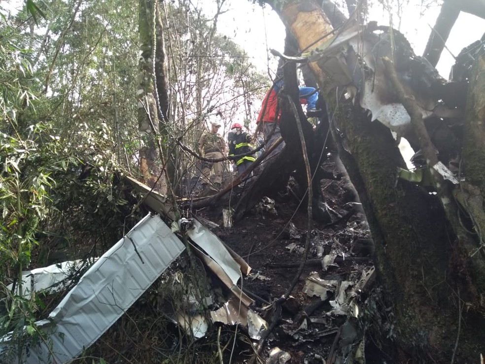 Destroços do avião que caiu em Ipumirim neste sábado (15) — Foto: Alex Pacheco/ Atual FM