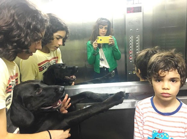 João, Maria, Bento e o cachorro da família em selfie no elevador (Foto: Reprodução Instagram)