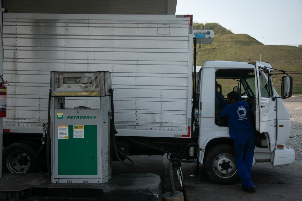 Caminhão é abastecido com diesel em posto de combustível — Foto: Edilson Dantas / Agencia O Globo