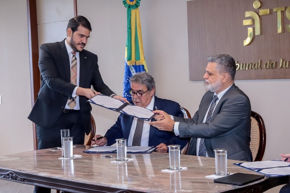O advogado-geral da União, Jorge Messias, o vice-presidente do TST, Aloysio Corrêa da Veiga, e o presidente do TST, Lelio Bentes Corrêa, durante assinatura do acordo