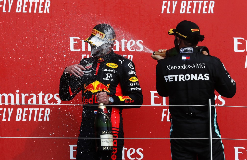 Verstappen e Hamilton no pódio de Silverstone — Foto: Reuters