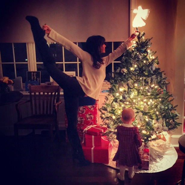 A esposa do ator Alec Baldwin, Hilaria Baldwin, gosta tanto de yoga que usou da flexibilidade que conquistou com essa prática na hora de posar decorando a árvore de Natal. (Foto: Instagram)