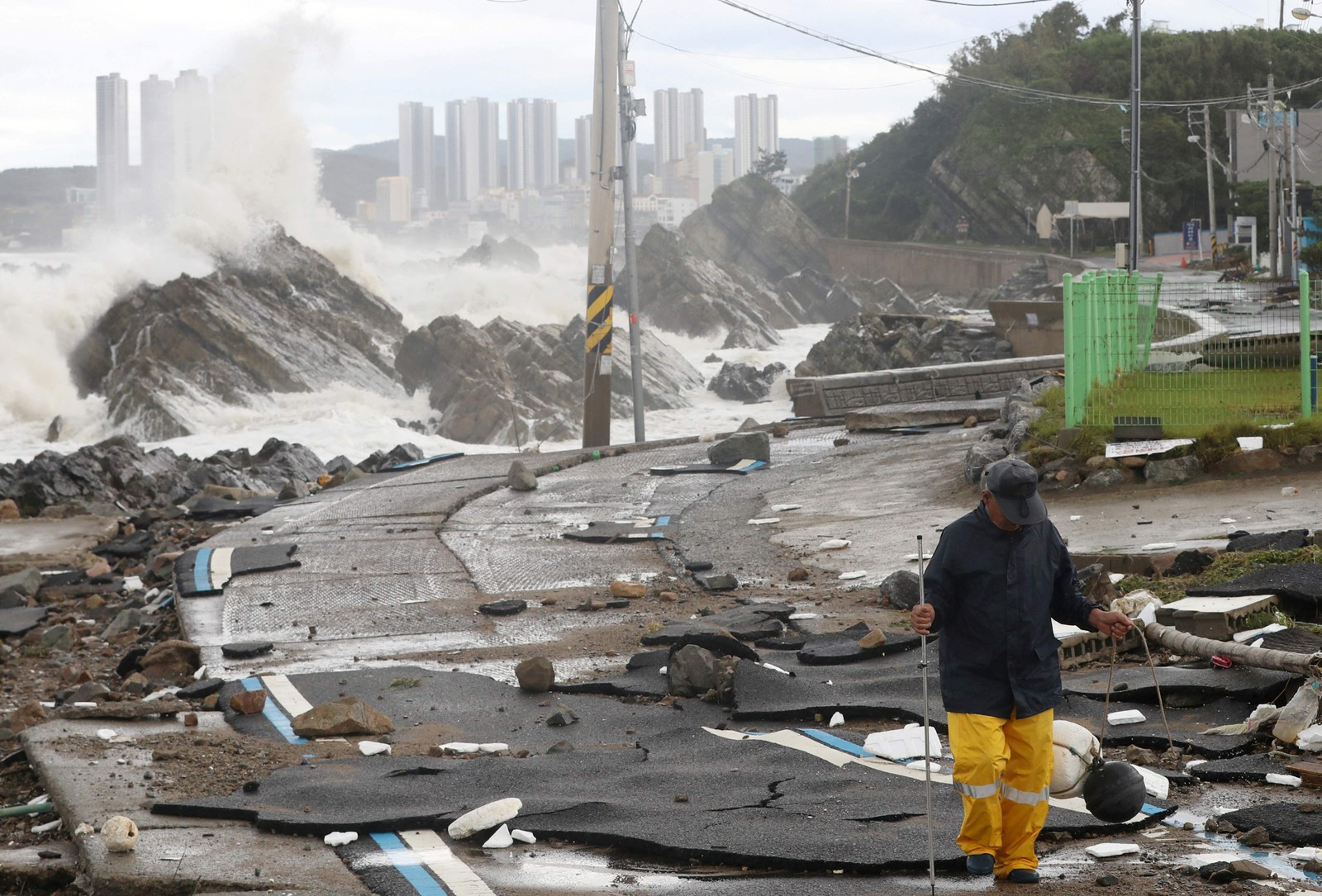 Tufão Hinnamnor atinge províncias do sul da Coreia do Sul causando enormes prejuízos — Foto: AFP