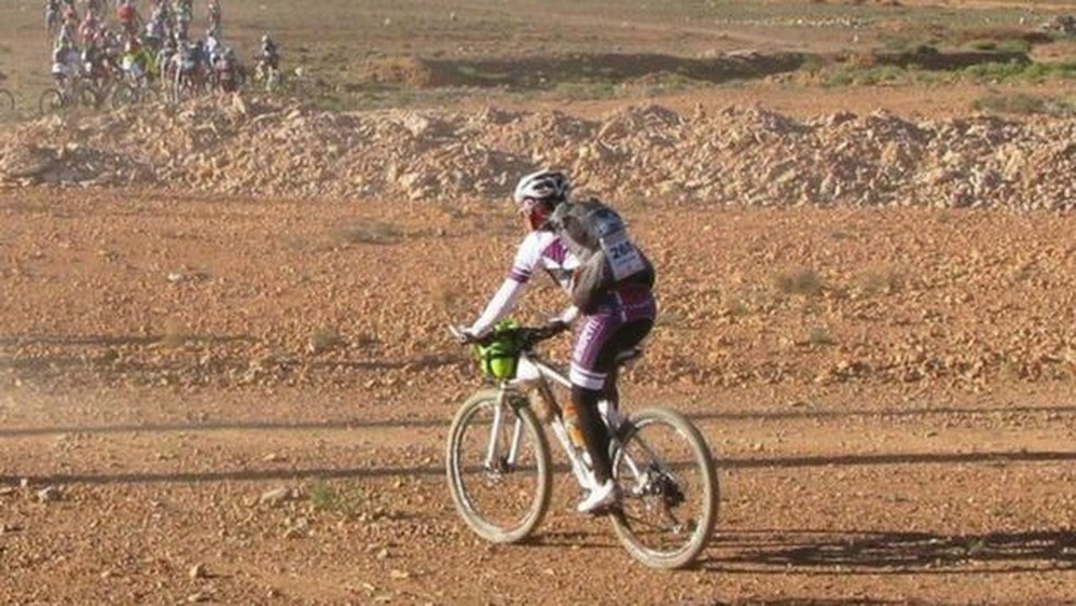 Mulher pedalou 600 km em seis dias no Saara para chamar a atenção para doença de seu filho (Foto: Eva Giménez)
