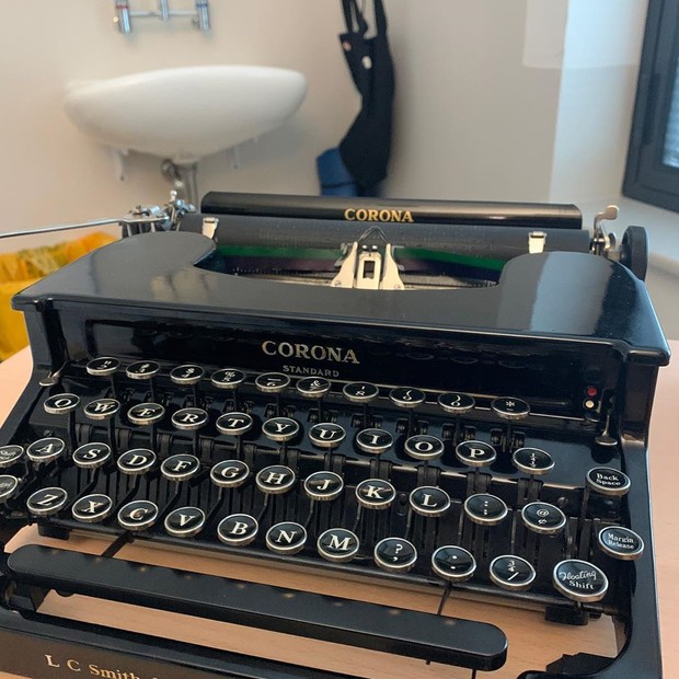 Máquina de escrever enviada por Tom Hanks ao garoto Corona (Foto: reprodução/Instagram)