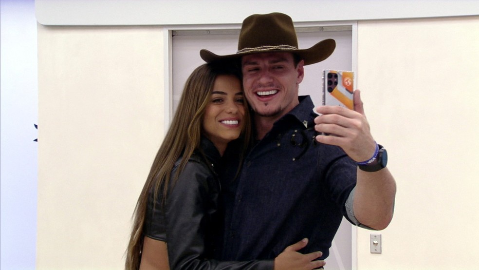 Key Alves e Gustavo se arrumam para Festa do L&iacute;der &mdash; Foto: Globo