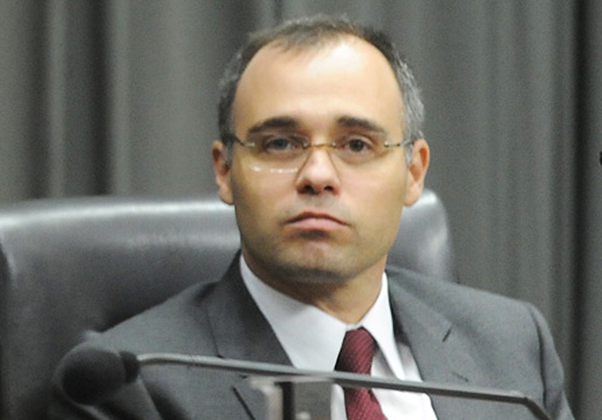 'Professor não pode atuar como militante', diz ministro da AGU sobre pedido para STF liberar polícia nas universidades