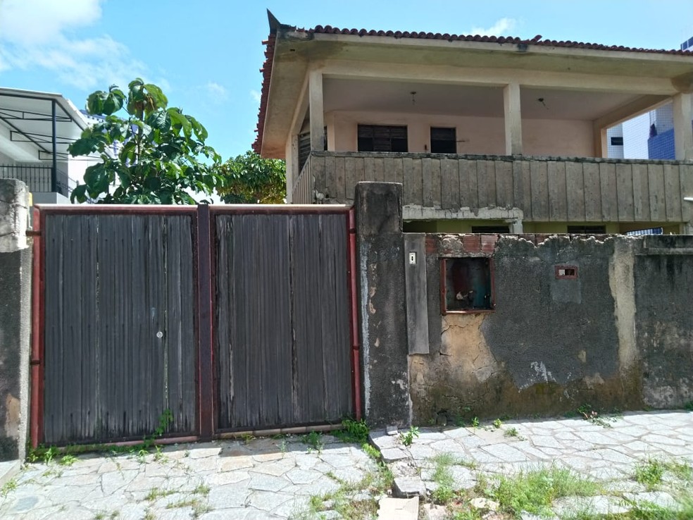Fam&iacute;lia suspeita de dois focos do mosquito Aedes aegypti no etrorno da casa em que moram &mdash; Foto: Luciano Alves Melo/Arquivo pessoal