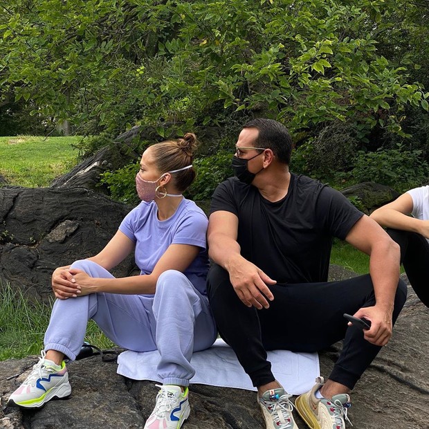 Jennifer Lopez curte Central Park com a família (Foto: Reprodução/Instagram)