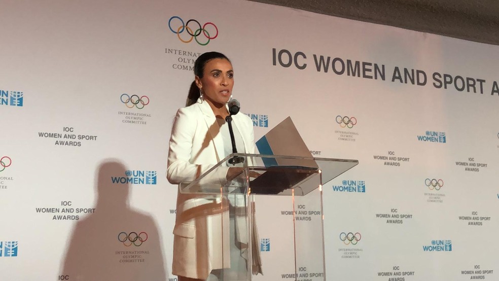 Marta se emocionou ao lembrar a infância difícil e as dificuldades até chegar ao topo do futebol mundial — Foto: Camilo Pinheiro Machado