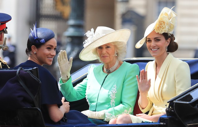 The Duke and Duchess of Sussex with the Duchess of Cambridge and the Duchess of Cornwall make their way along The Mall to Horse Guards Parade, in London, ahead of the Trooping the Colour ceremony, as The Queen celebrates her official birthday. (Photo by G (Foto: PA Images via Getty Images)