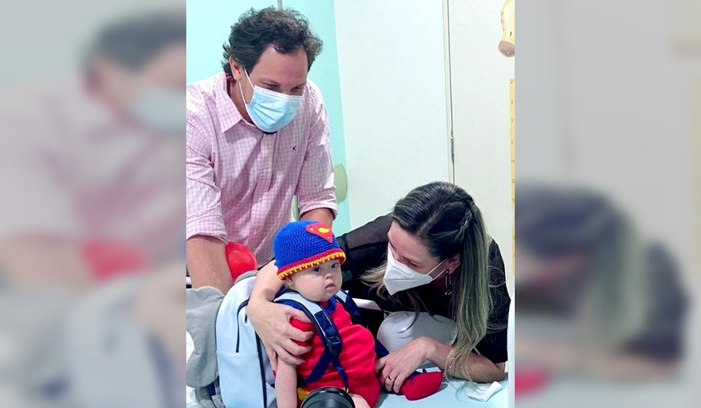 De mochila nas costas e ao lado do pai e da mãe, Super Chico se prepara para deixar hospital em Bauru — Foto: Reprdução/Instagram