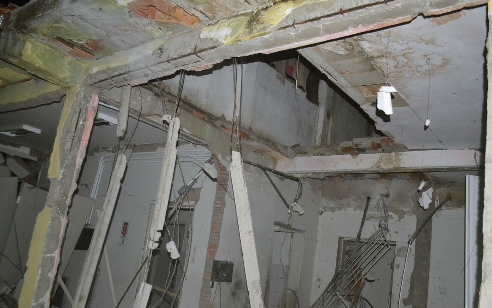 Teto da ag&ecirc;ncia banc&aacute;ria ficou destru&iacute;do (Foto: Berimbau Not&iacute;cias)