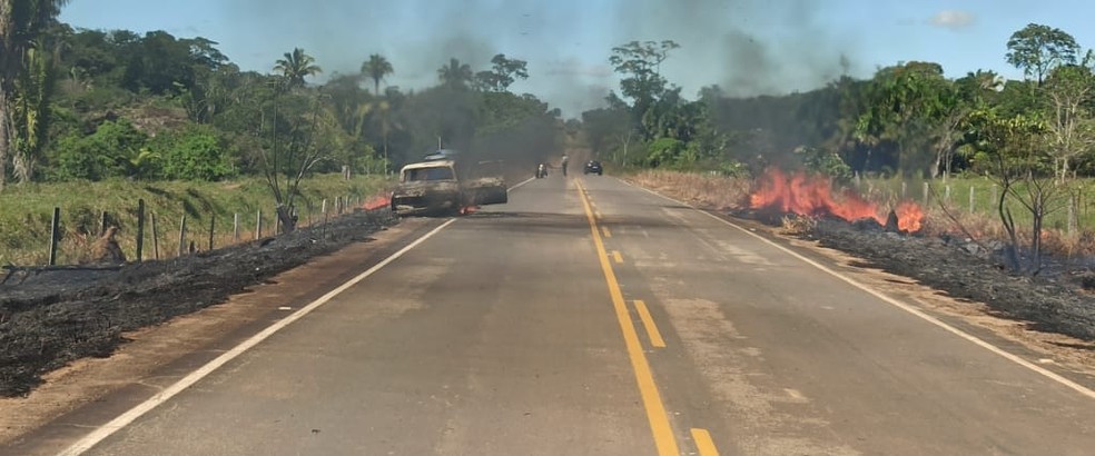 Carro pega fogo e chamas atingem pastagem ao lado da rodovia — Foto: 190 Urgente/Reprodução