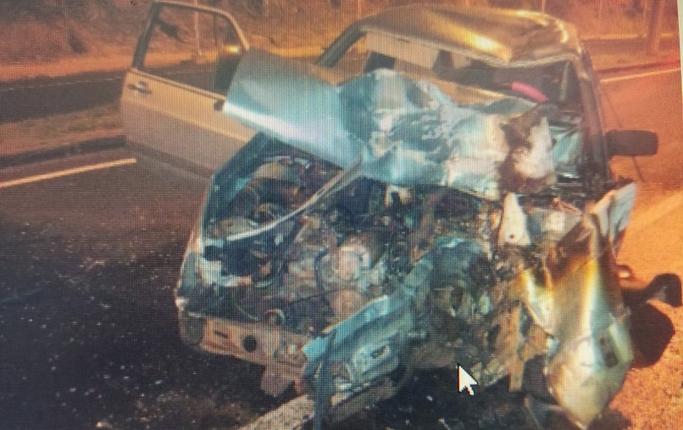 Carro após colisão frontal em Tupã (SP) — Foto: João Trentini/Arquivo pessoal