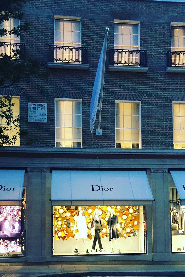 The new Dior store in London - the exterior belies the enormous retail area inside (Foto: @SuzyMenkesVogue)