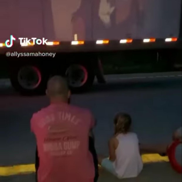 Engarrafamento faz caminhão virar tela de cinema (Foto: reprodução Instagram)