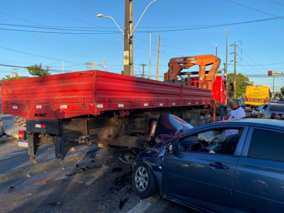 Frente do carro ficou destruída por conta da força do impacto.  — Foto: Isaac Macedo/Sistema Verdes Mares