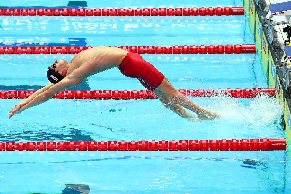 Simone nada os 100m costas sozinho no Mundial  — Foto: Catherine Ivill / Staff/ Getty Images