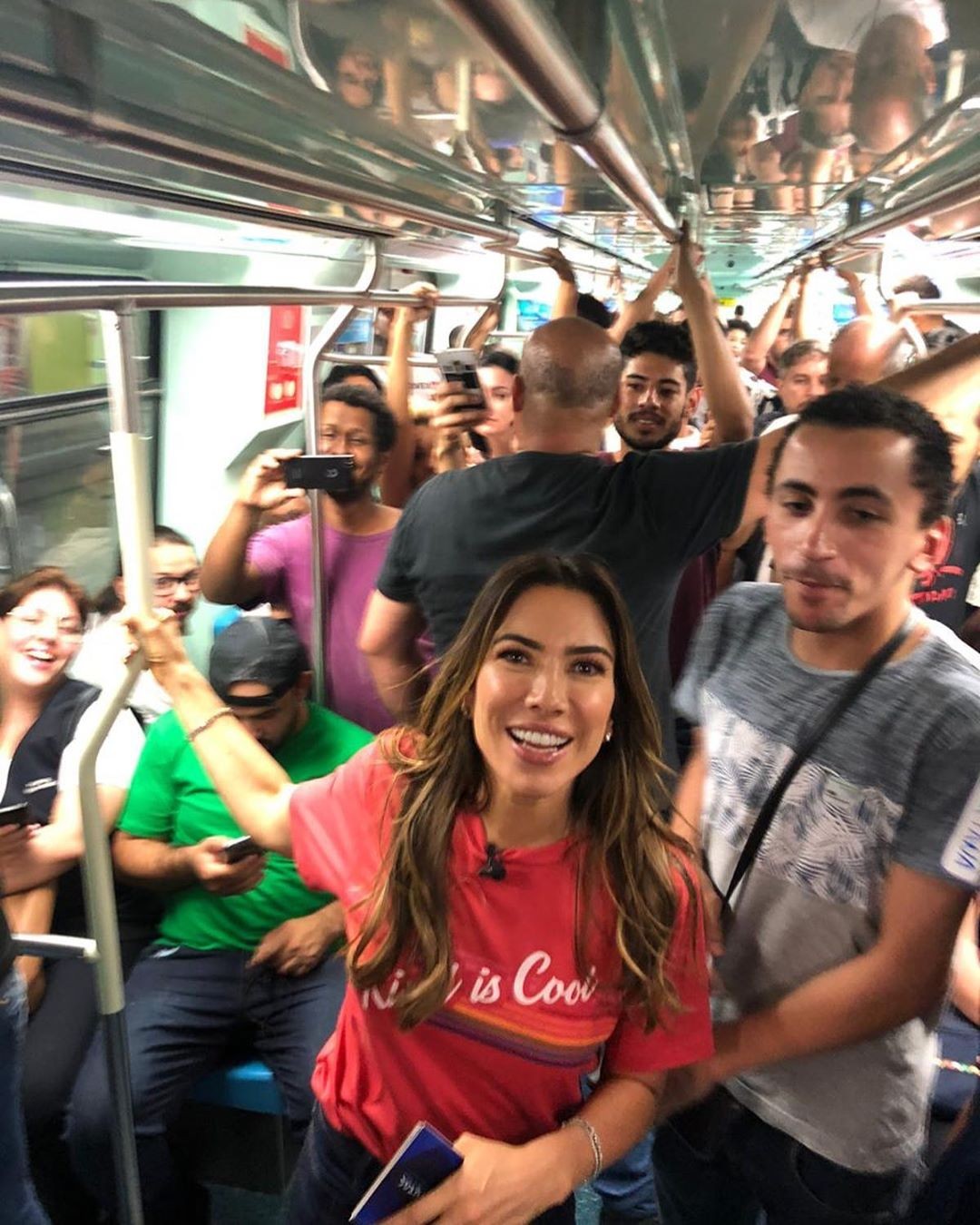 Patrícia Abravanel pega metrô lotado (Foto: Reprodução/Instagram)