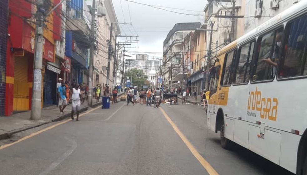 Manifesta&ccedil;&atilde;o deixa tr&acirc;nsito lento na Avenida Joana Ang&eacute;lica, em Salvador. &mdash; Foto: Adriana Oliveira / TV Bahia 