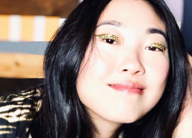 Awkwafina usa glitter dourado nos olhos em Nova York (Foto: Instagram @itsmatin/ Reprodução)