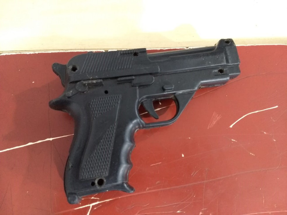 Arma de brinquedo foi usada na ação — Foto: Diêgo Holanda/G1