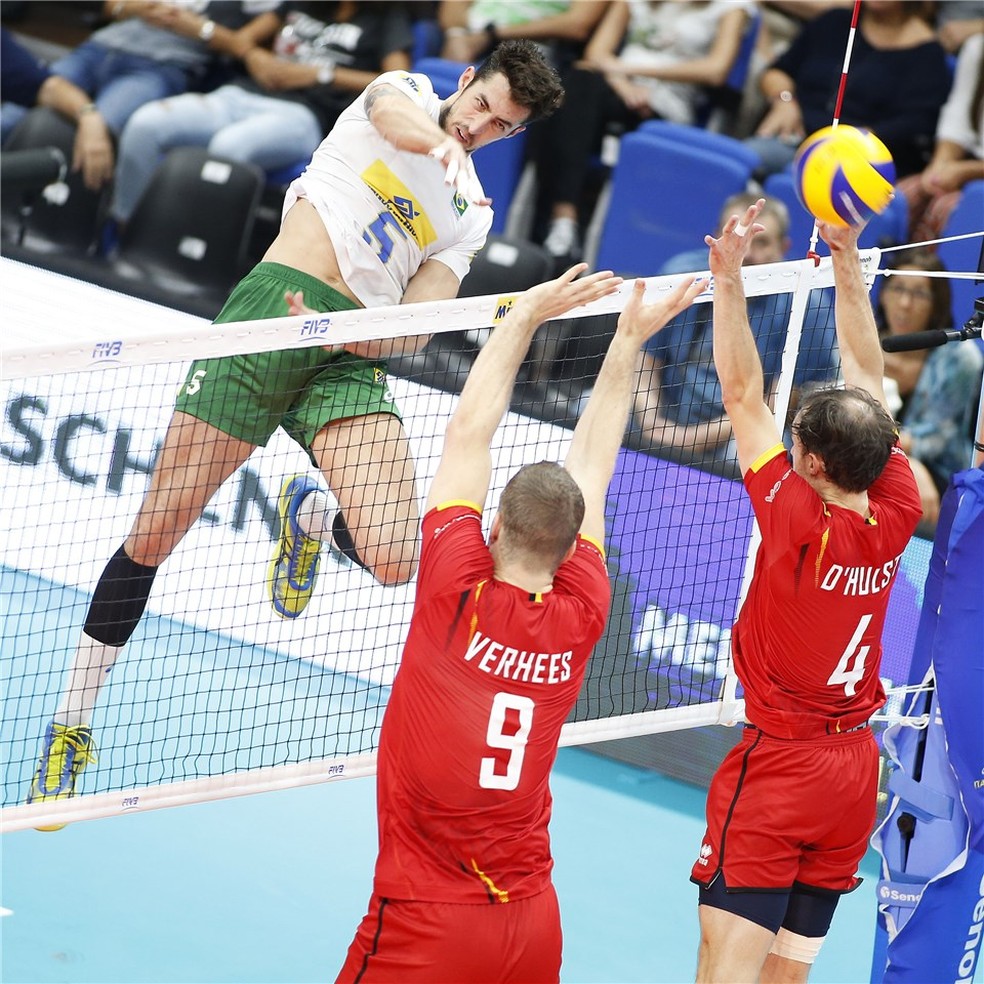 Lucas Loh no ataque diante do bloqueio dupla da Bélgica — Foto: Oficial/FIVB