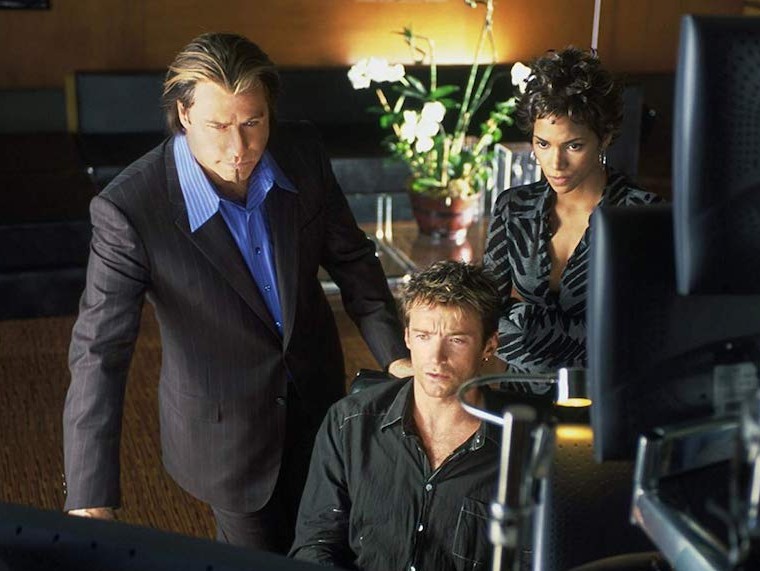 John Travolta, Hugh Jackman e Halle Berry em cena de A Senha: Swordfish (2001) (Foto: Reprodução)