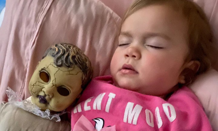 Menina dorme com sua boneca assustadora (Foto: Reprodução/TikTok)