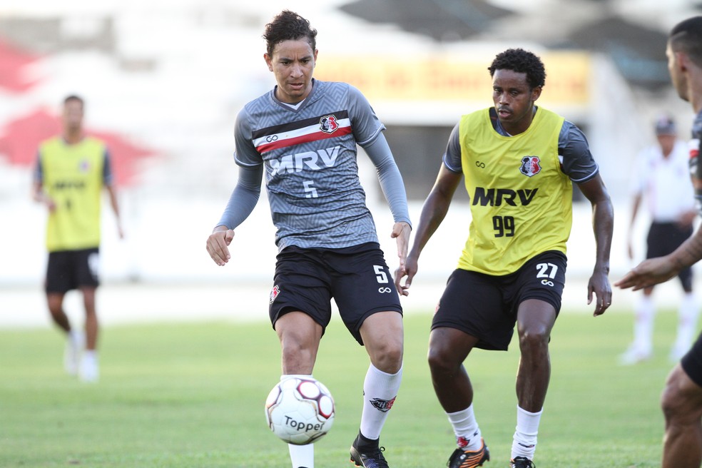 Jogadores da base como Marcílio (E) não foram aproveitados (Foto: Marlon Costa/Pernambuco Press)