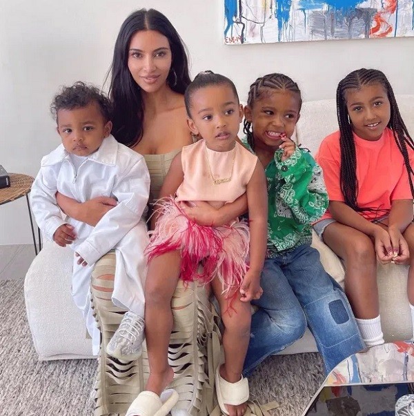 Kim Kardashian compartilha registro de sua primeira sessão fotográfica e surpreende fãs Monet