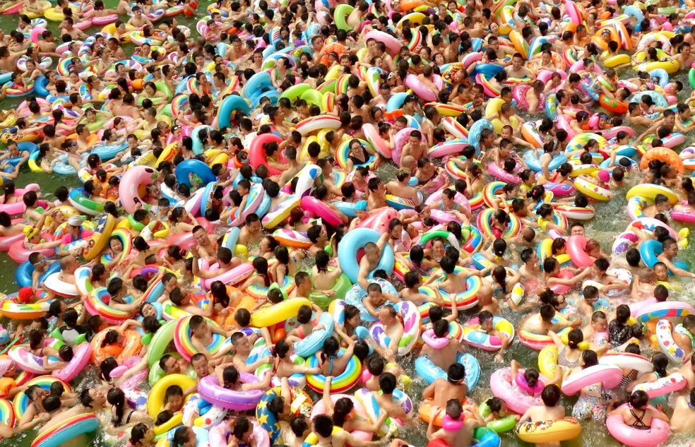 Com Boias Chineses Criam Congestionamento Em Piscina Planeta Bizarro G1