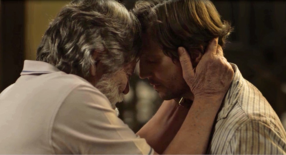 Pai e filho se emocionam durante reconciliação — Foto: TV Globo