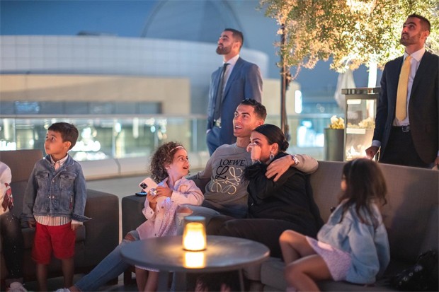 Georgina Rodriguez celebrou 28 anos de vida em Dubai com Cristiano Ronaldo, os filhos e os enteados (Foto: Reprodução / Instagram)