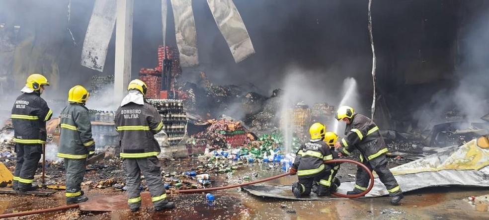 Bombeiros trabalham para combater as chamas que atingiu mercado na Capital catarinense — Foto: Corpo de Bombeiros/Divulgação