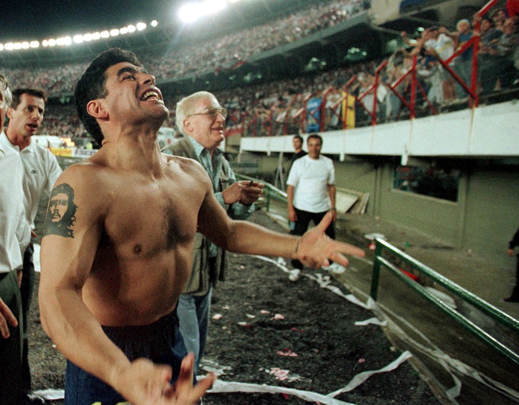 Diego Maradona comemora vitória do Boca Juniors sobre o River Plate, em outubro de 1997 — Foto: Enrique Marcarian/Reuters/Arquivo