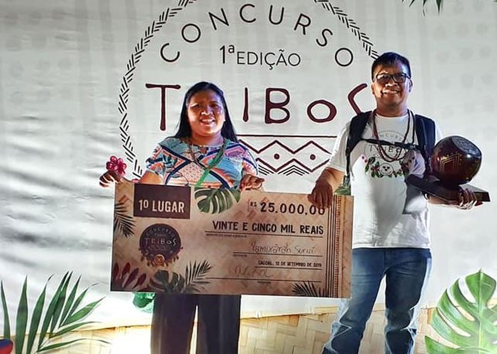 Casal de indígenas teve a pontuação de 89,63 pontos do café produzido em aldeia de Rondônia.  — Foto: Renata Silva/Arquivo pessoal