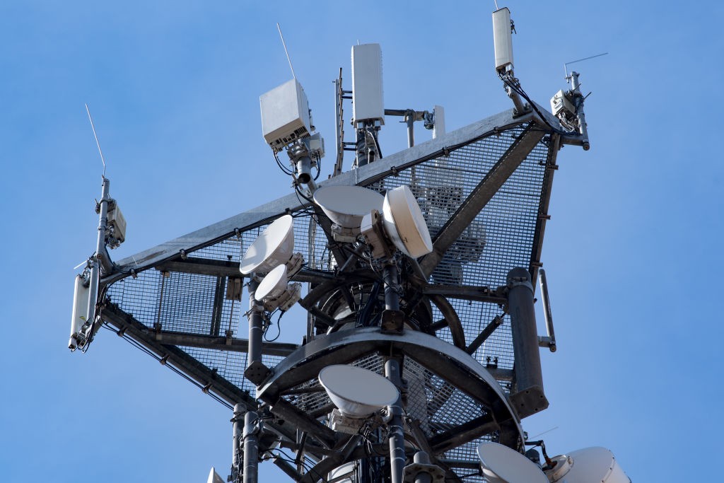 04 September 2019, Saxony-Anhalt, Günthersdorf: A radio mast with modules for the new mobile radio generation 5G is standing on a field in Günthersdorf. Mobile communications provider Vodafone has now officially launched the expansion of its network for t (Foto: dpa/picture alliance via Getty I)