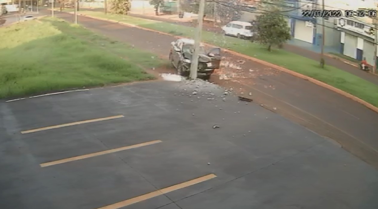 VÍDEO: Caminhonete bate contra poste, e faíscas caem em cima do veículo, em Maringá