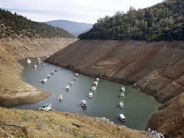 Imagem de outubro de 2014 mostra o nível baixo do Lago Oroville, na Califórnia, Estados Unidos  (Foto: Rich Pedroncellu/AP)