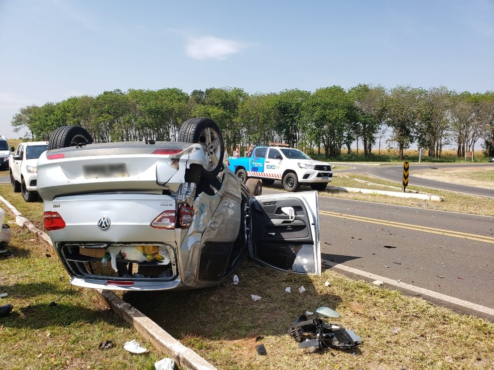 Idoso que estava no carro foi levado para hospital na região, mas não resistiu e morreu — Foto: Arquivo pessoal
