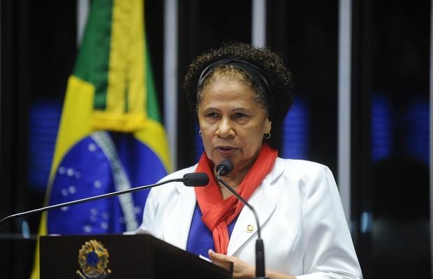 A senadora Regina Sousa (PT-PI) disse que a presidente Dilma foi traída em seu discurso no Senado (Foto: Marcos Oliveira/Agência Senado)