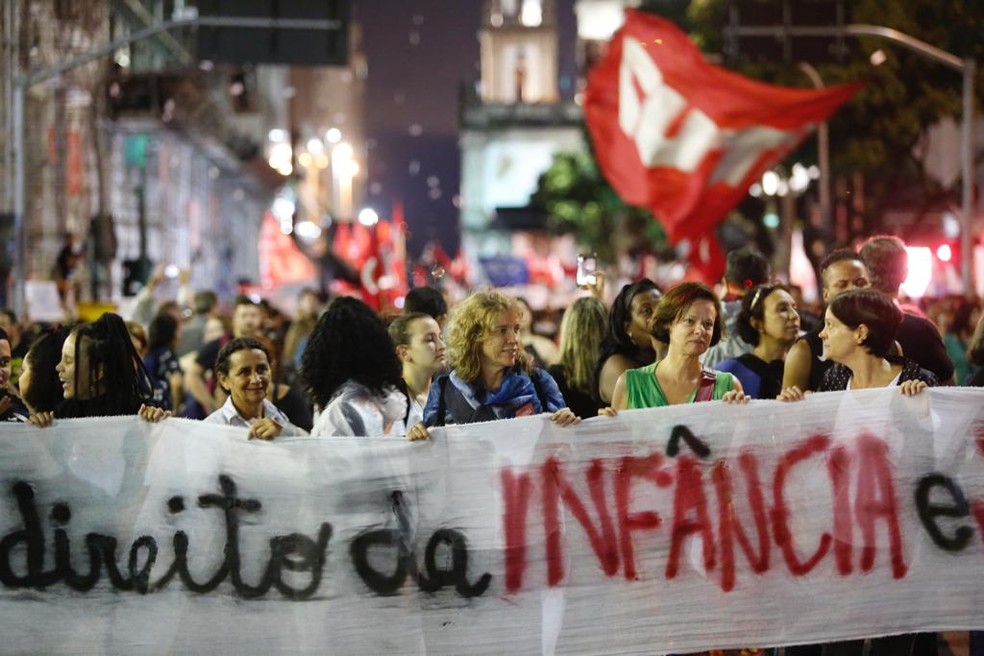 Manifestantes fizeram passeata pela Avenida Presidente Vargas — Foto: Marcos Serra Lima/G1
