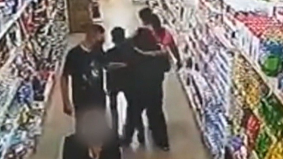 Bombeiro passa mão em seio de adolescente, em supermercado no DF — Foto: Reprodução