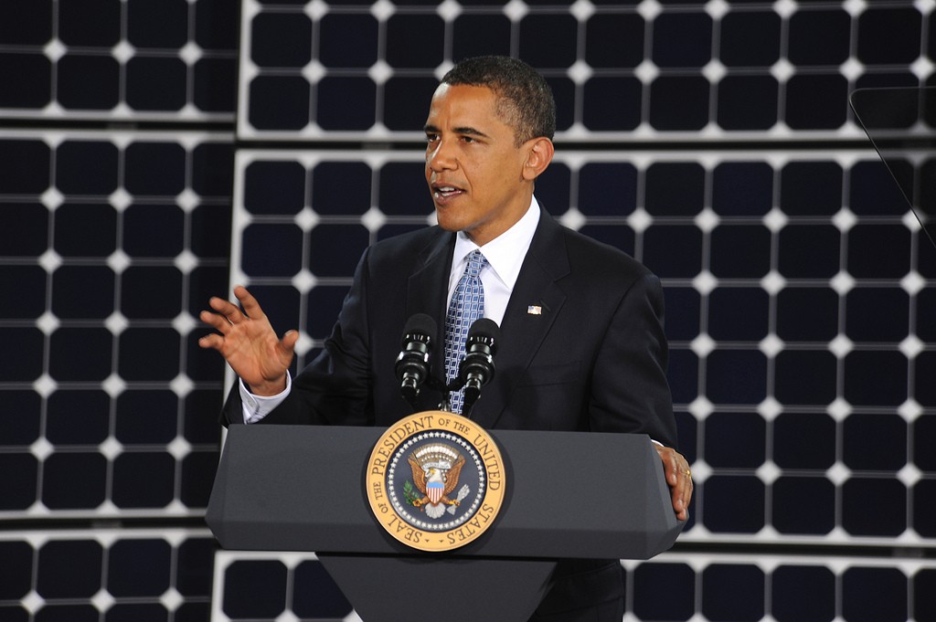 Obama discura em frente a painés solares instalados na Casa Branca, em 2009  (Foto:  U.S. Air Force Photo/Senior Airman Brian Ybarbo/Creative Commons)